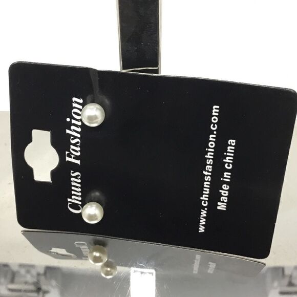 6mm Imitation Pearl Studs (H15) - Picture 3 of 4